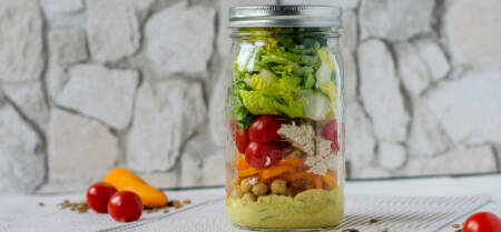 Sallad i glasbehallare med kyckling ochcurrydressing