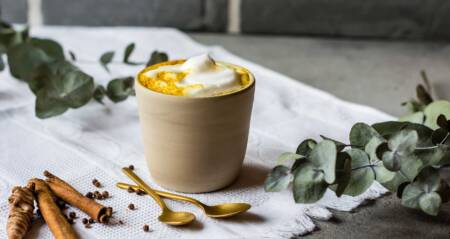 Gurkmeja latte